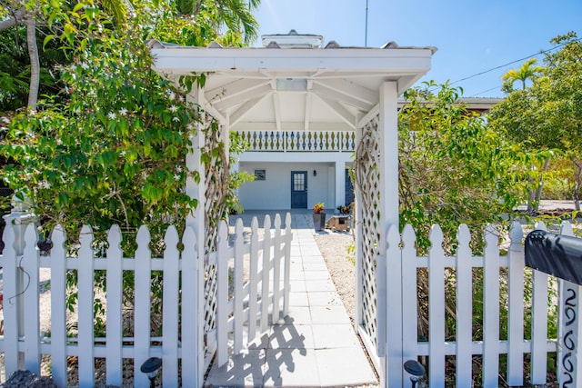 view of front facade featuring a fenced front yard and covered porch