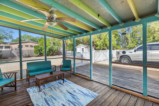 sunroom with ceiling fan