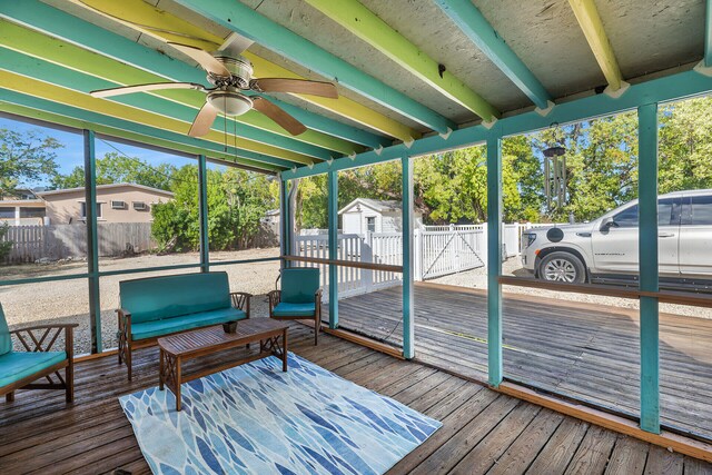 sunroom with ceiling fan