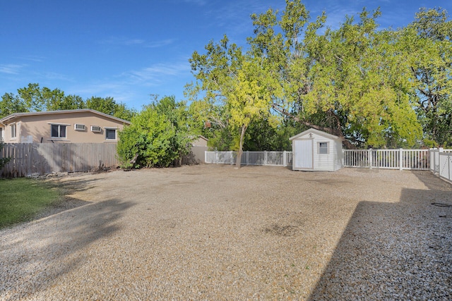 view of yard featuring a storage shed