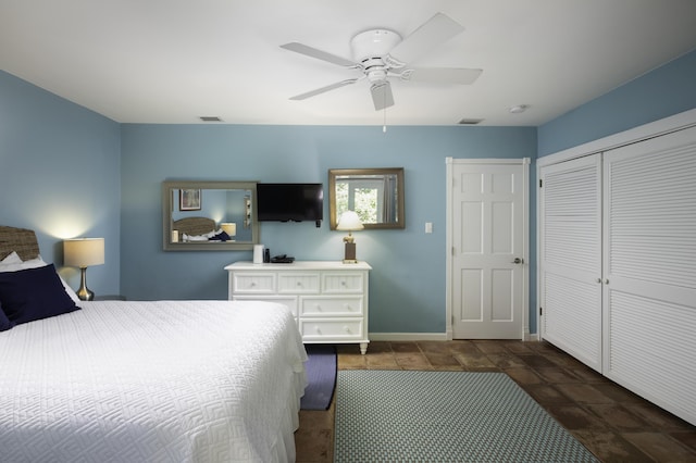 bedroom with baseboards, a closet, visible vents, and a ceiling fan