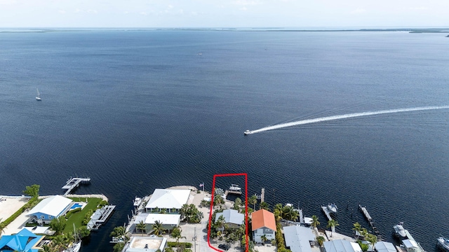 794 Narragansett Ln, Key Largo, FL 33037 - aerial view of residential area featuring a large body of water and property parcel outlined