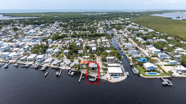 794 Narragansett Ln, Key Largo, FL 33037 - aerial view of residential area featuring a large body of water and property parcel outlined