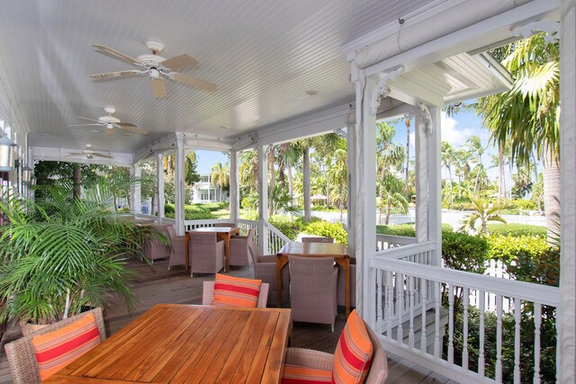 sunroom with ceiling fan