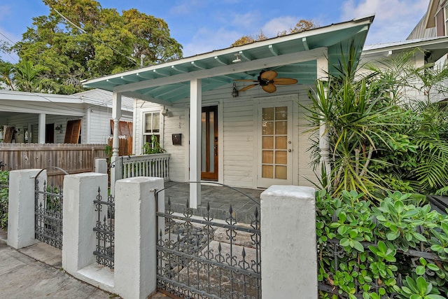 view of front facade featuring ceiling fan, a fenced front yard, a gate, and a porch