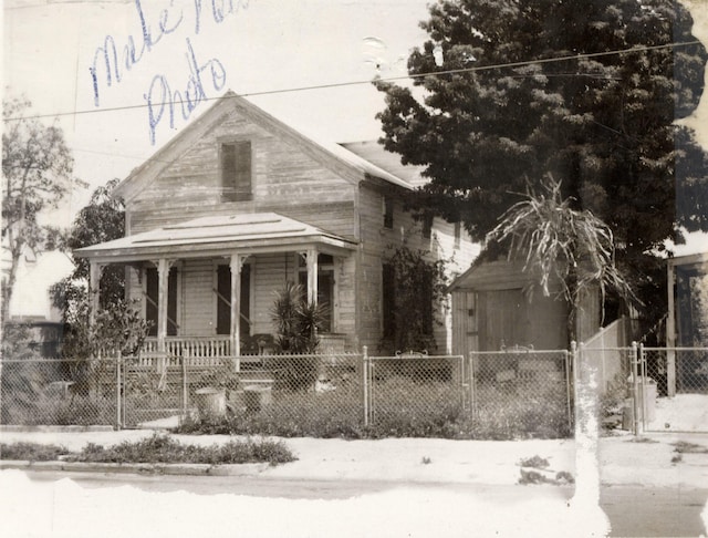 1428 Virginia St, Key West, FL 33040 - view of front of home with a porch and a fenced front yard