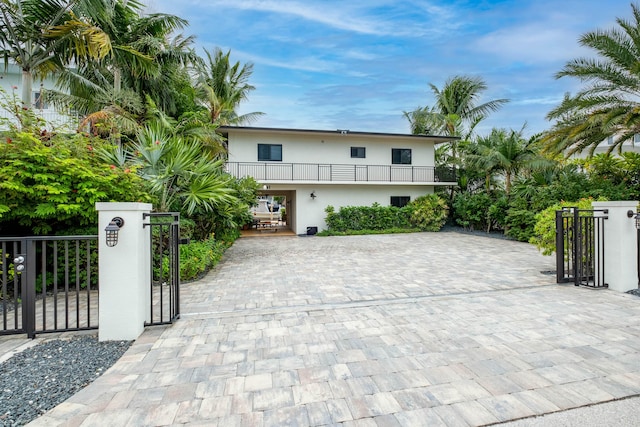 view of front of property featuring a balcony