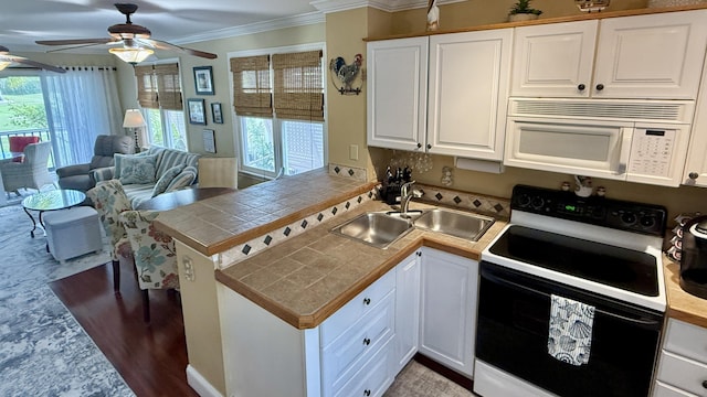 kitchen featuring white cabinetry, electric stove, sink, and kitchen peninsula