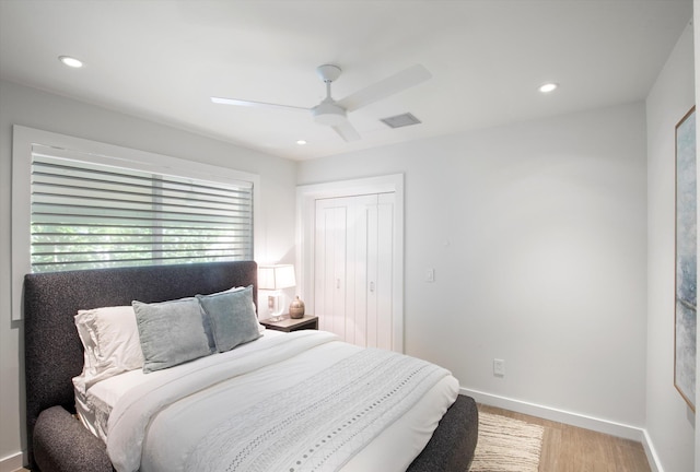 bedroom featuring light wood finished floors, visible vents, baseboards, and recessed lighting