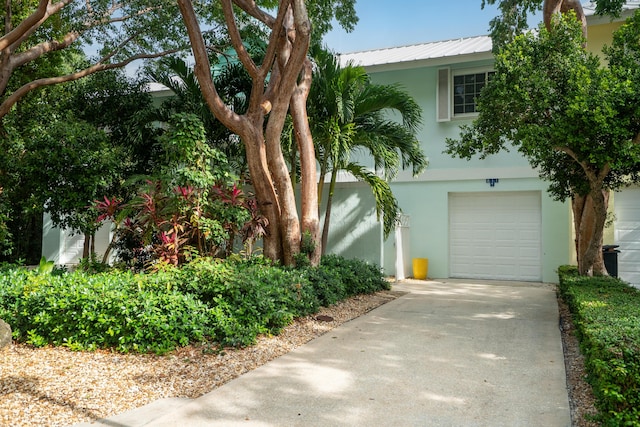 view of front facade featuring a garage