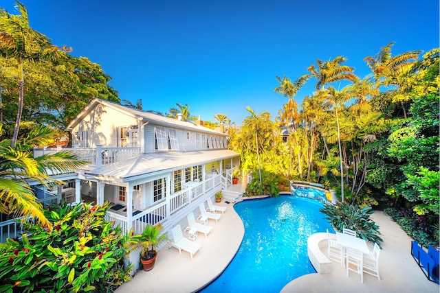 view of swimming pool featuring a jacuzzi and a patio area