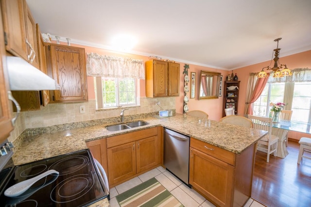 kitchen with sink, backsplash, stainless steel appliances, decorative light fixtures, and kitchen peninsula