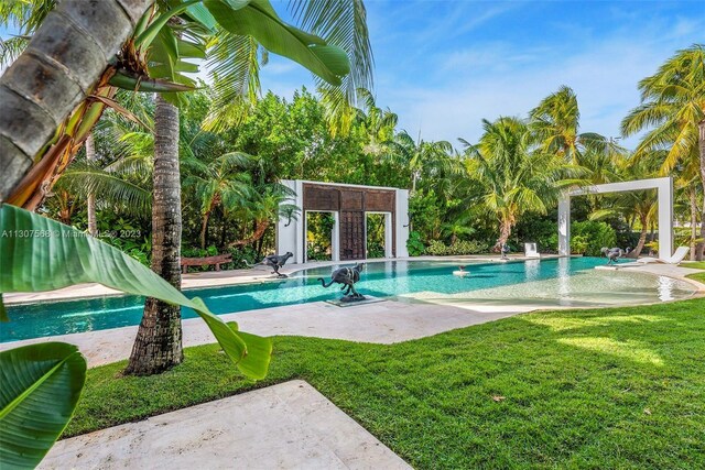 view of pool with an in ground hot tub, an outdoor bar, and a patio