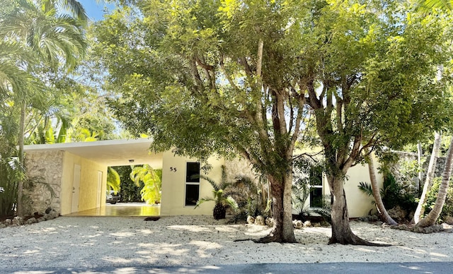 view of front of property featuring a carport