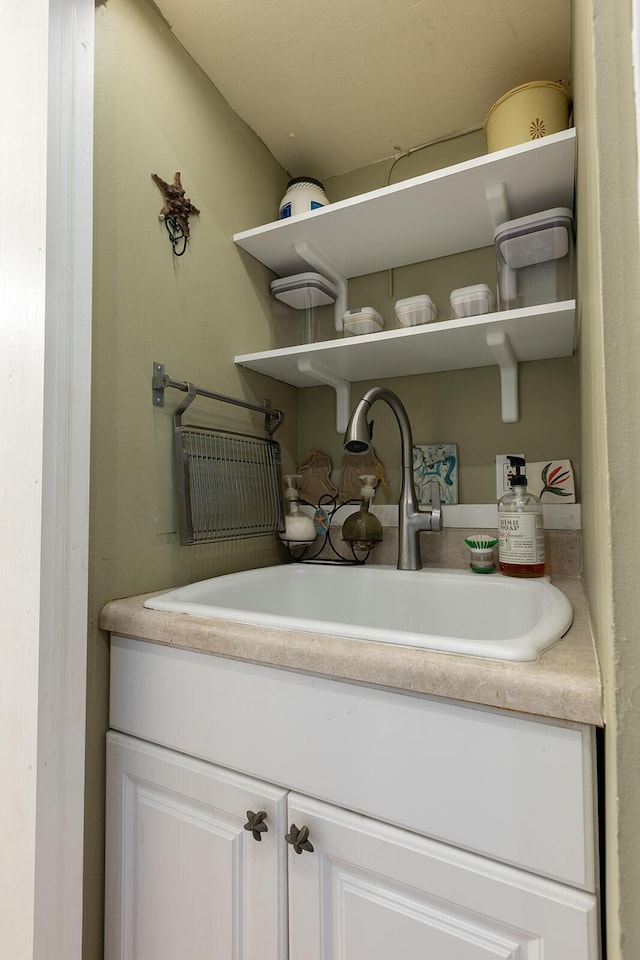 bathroom featuring sink