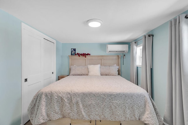 bedroom featuring a wall mounted AC and a closet