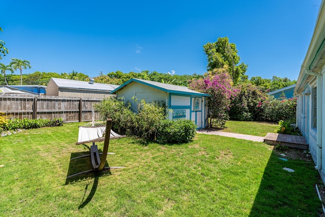 view of yard with an outdoor structure