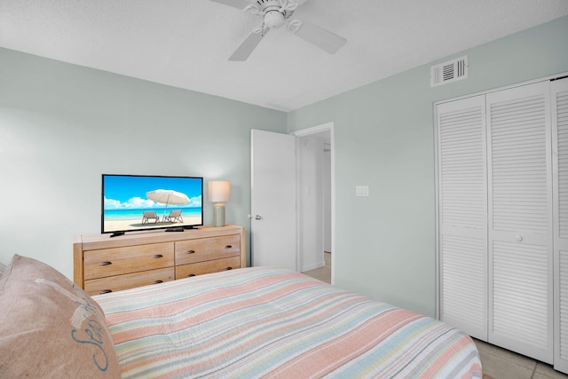 bedroom featuring ceiling fan and a closet