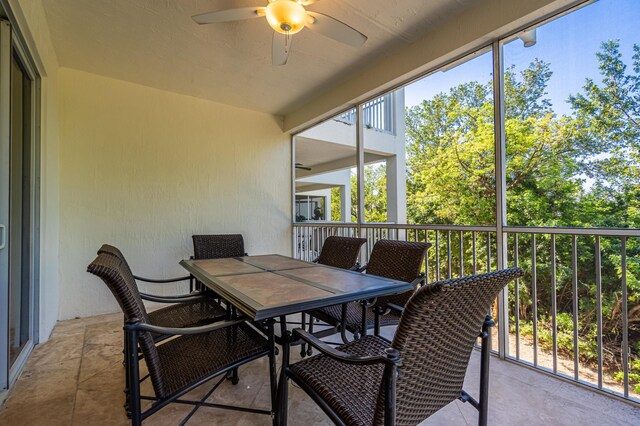 sunroom with ceiling fan