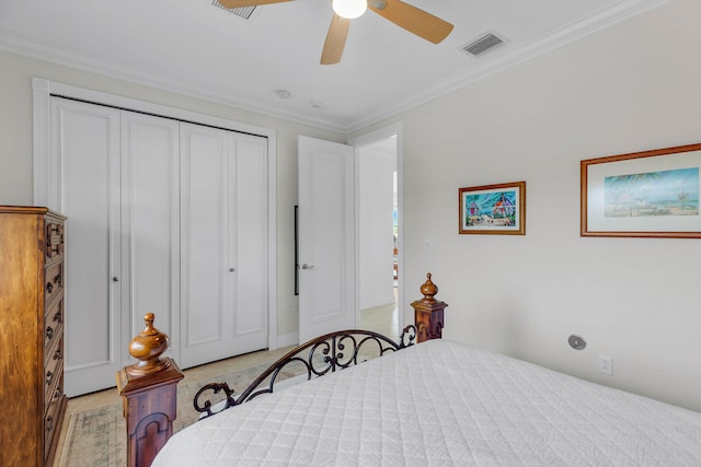 bedroom featuring ceiling fan, ornamental molding, and a closet