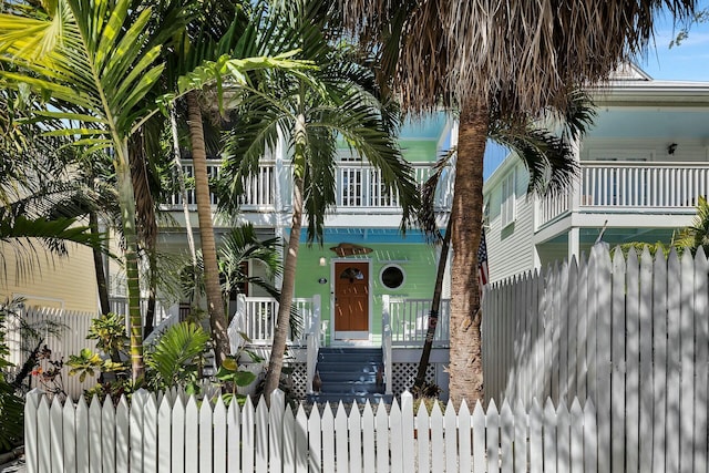 view of front facade with a fenced front yard