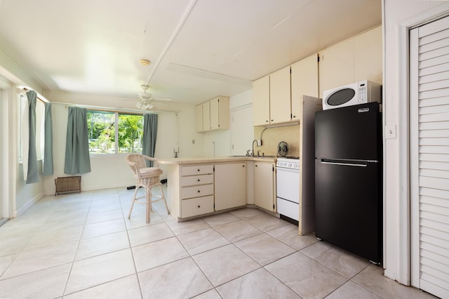 kitchen with sink, white appliances, light tile patterned floors, kitchen peninsula, and ceiling fan