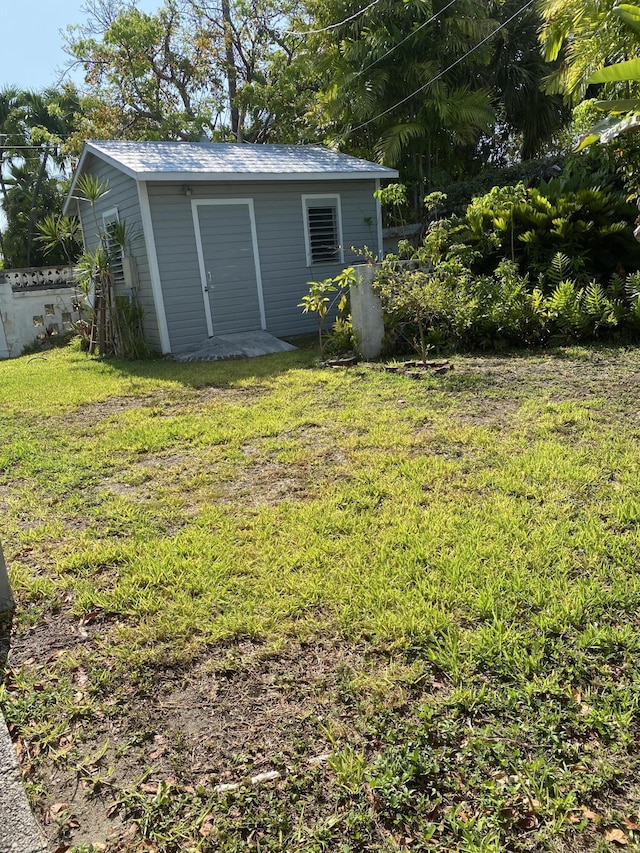 view of yard featuring a storage shed