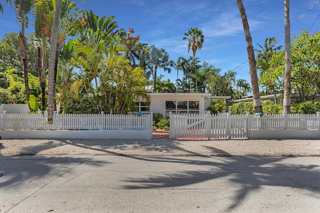 1412 Johnson St, Key West, FL 33040 - view of front of home with stucco siding and a fenced front yard