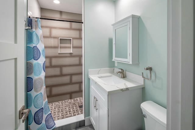 full bathroom featuring toilet, vanity, and a shower with curtain