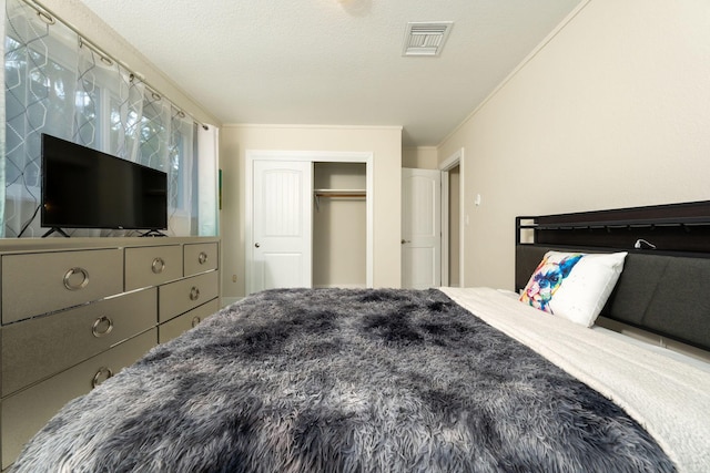 bedroom featuring a closet and a textured ceiling