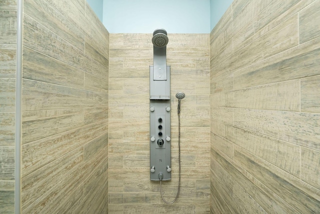 interior details with a tile shower