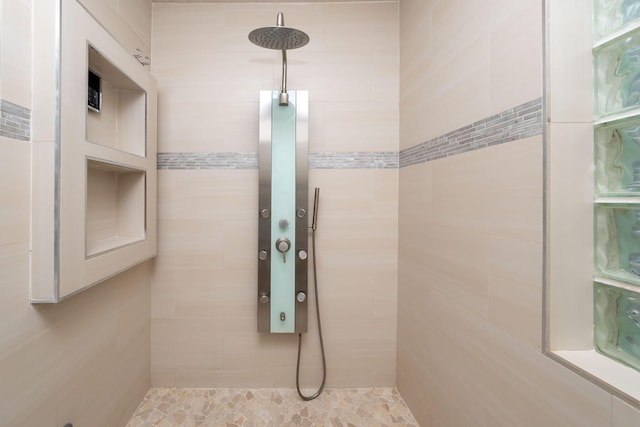 bathroom featuring a tile shower