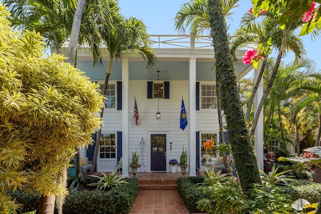 view of front of property featuring a balcony