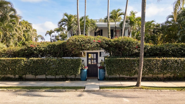 view of front of property featuring a fenced front yard