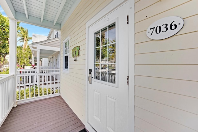 entrance to property featuring a porch