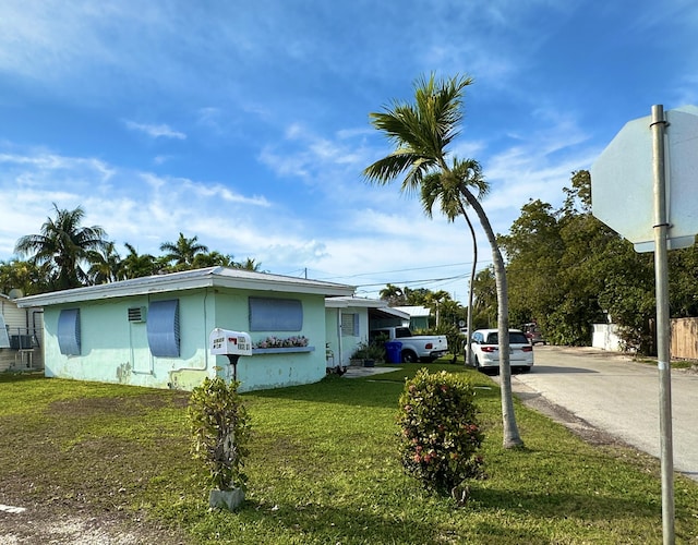 view of front facade featuring a front lawn