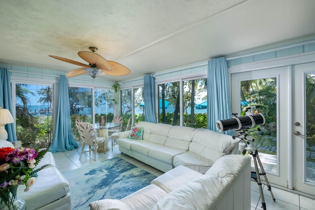 sunroom with ceiling fan