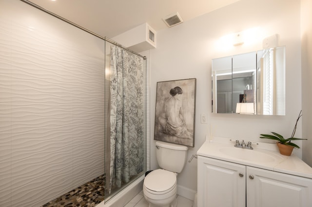 full bathroom featuring toilet, curtained shower, visible vents, and vanity