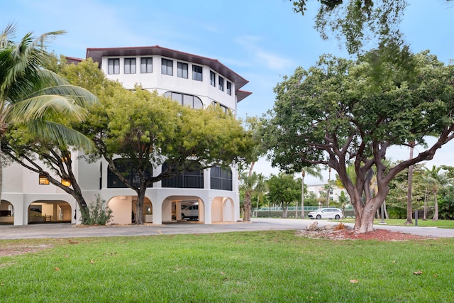 view of front of property with a front lawn