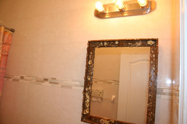 bathroom featuring a shower with shower curtain