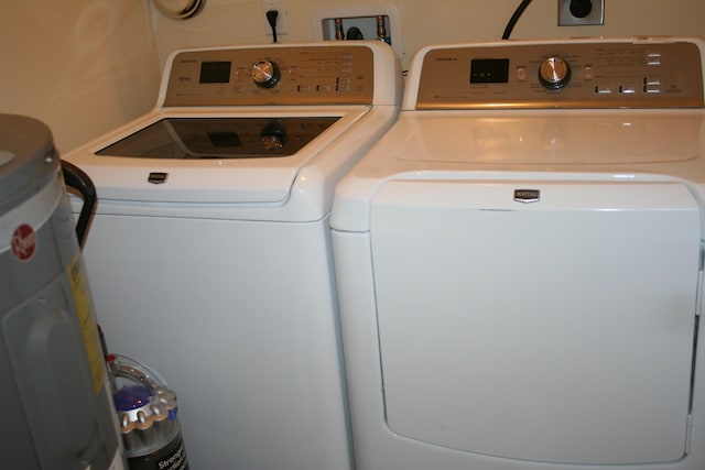 laundry room with washing machine and dryer