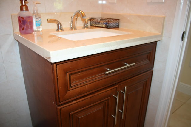 bathroom with vanity and decorative backsplash