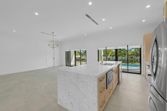 kitchen with visible vents, a sink, stainless steel appliances, recessed lighting, and an island with sink