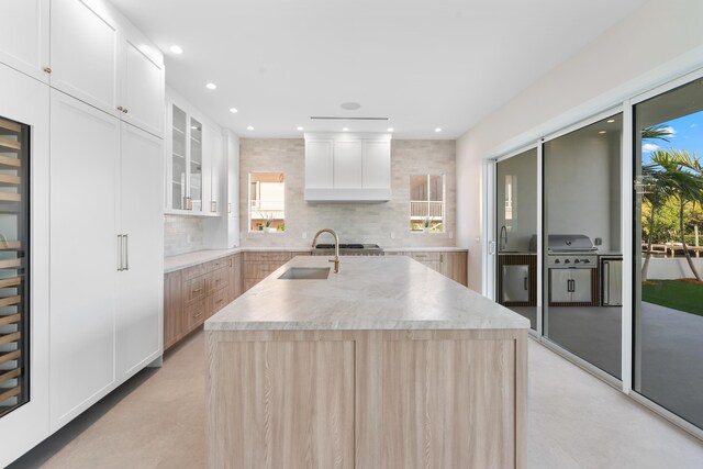 194 Buttonwood Ln, Islamorada, FL 33036 - kitchen with healthy amount of natural light, a center island with sink, recessed lighting, backsplash, and light countertops