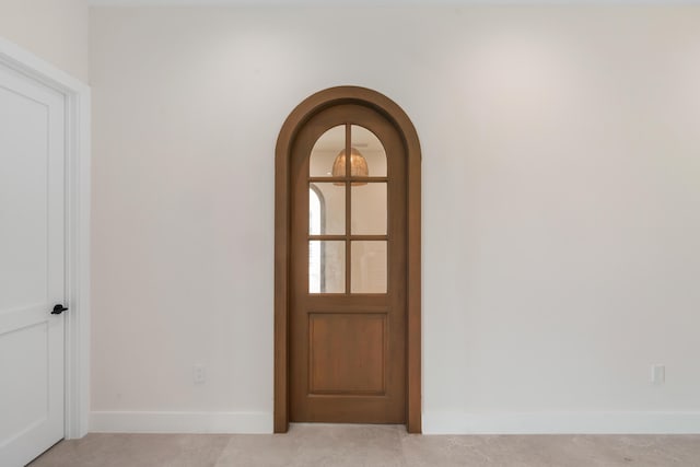 194 Buttonwood Ln, Islamorada, FL 33036 - entrance foyer featuring baseboards and arched walkways