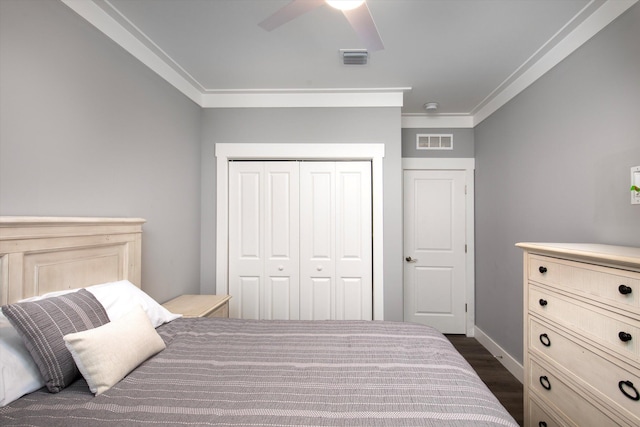 bedroom with crown molding, ceiling fan, dark hardwood / wood-style flooring, and a closet