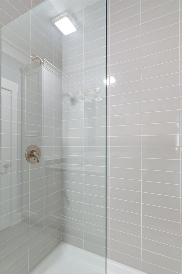 bathroom featuring tiled shower