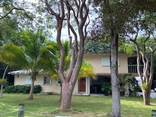 view of front facade with a front lawn