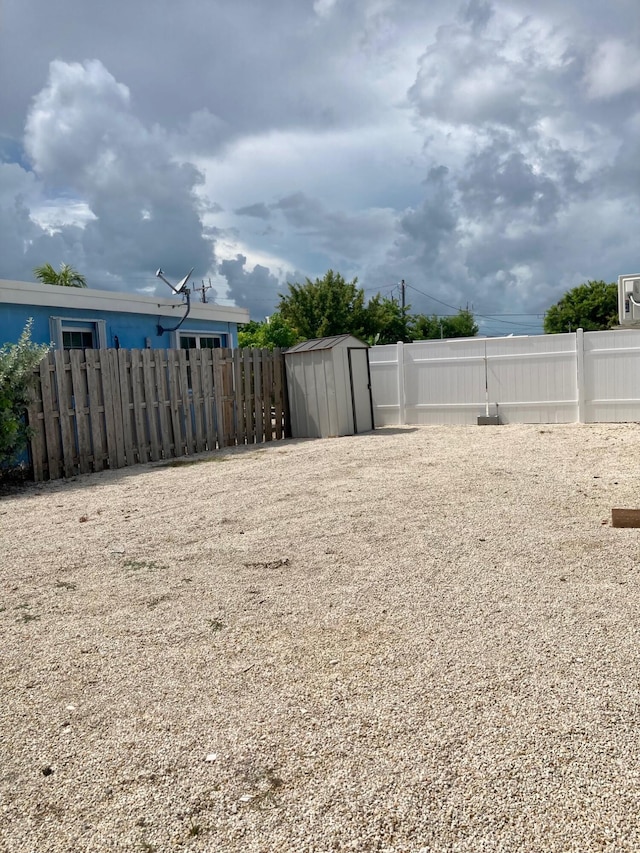 view of yard featuring a storage unit