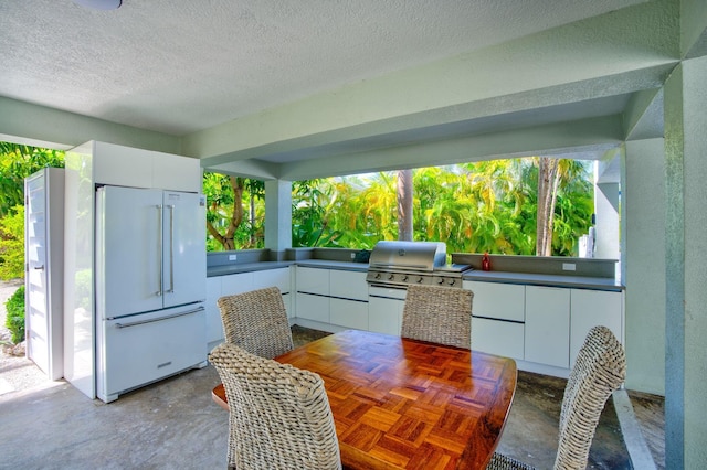 view of patio featuring an outdoor kitchen and grilling area